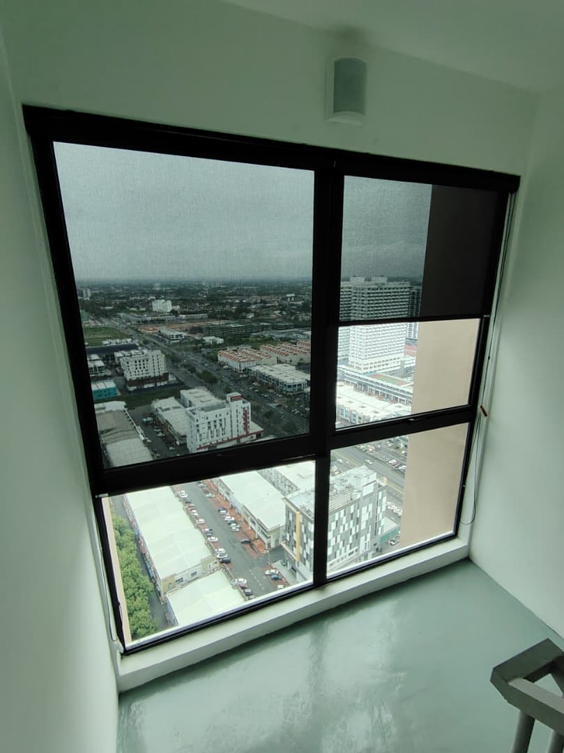 SUNSCREEN ROLLER BLIND